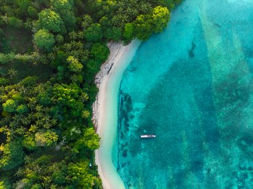 molukkenbluelagoonatBandaIslandPulauAy.shutterstock_1246453063.jpg